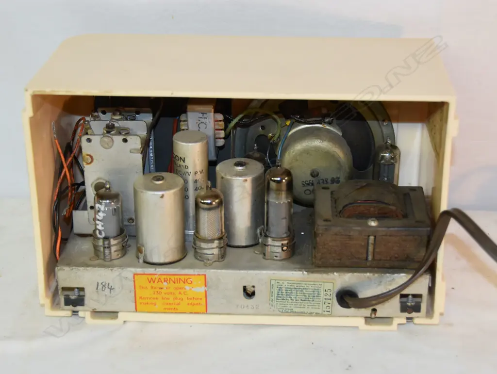 Model Clipper, by Akrad, Cream. H.175mm Image 1++