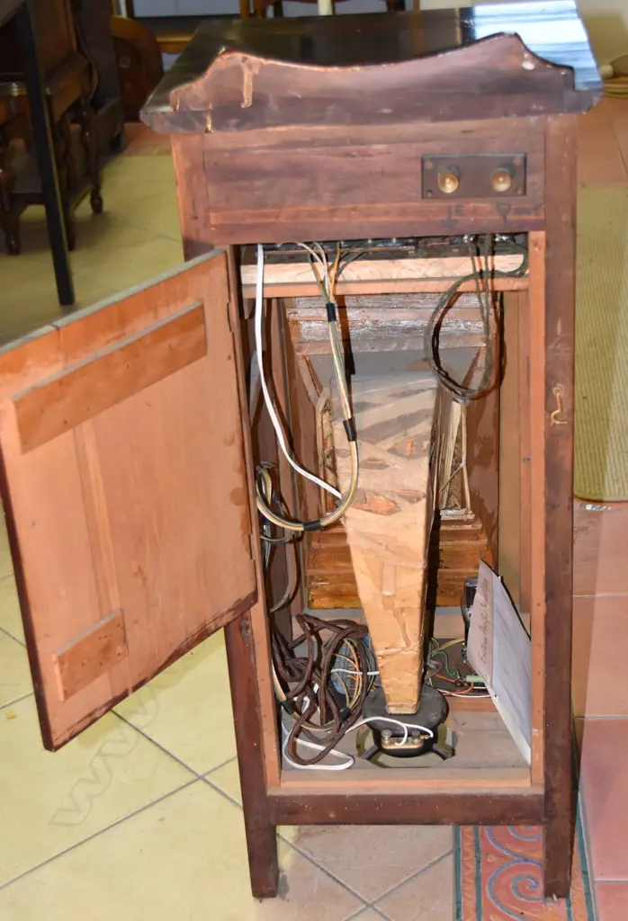 Model Radio with horn speaker, by ?, wood. H.920mm Image 1++