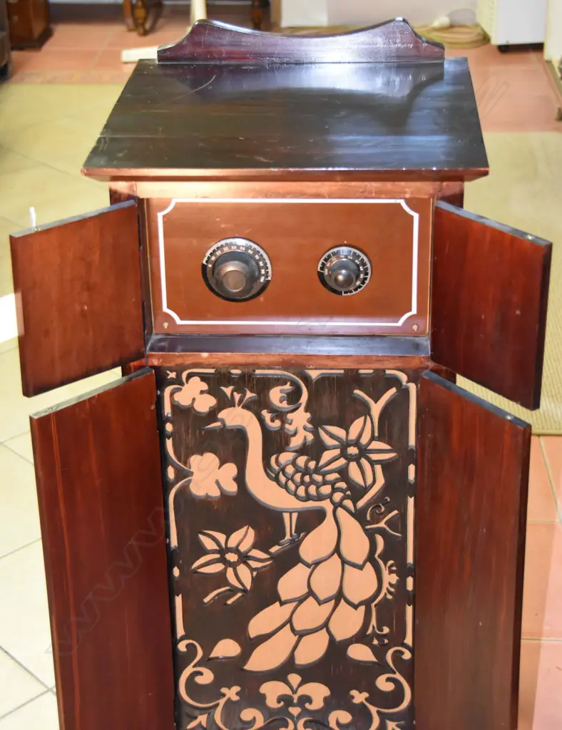 Model Radio with horn speaker, by ?, wood. H.920mm Image 1++