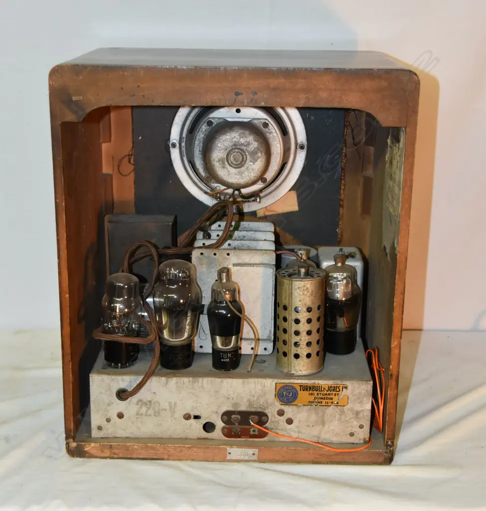 Model Clarion 220, by ?, wood. H.420mm Image 1++