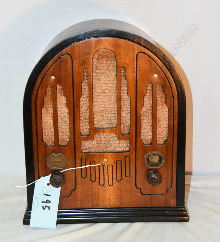 Model 217, by Atwater Kent, Cathedral, 110V, transformer included. H.360mm Image 1++