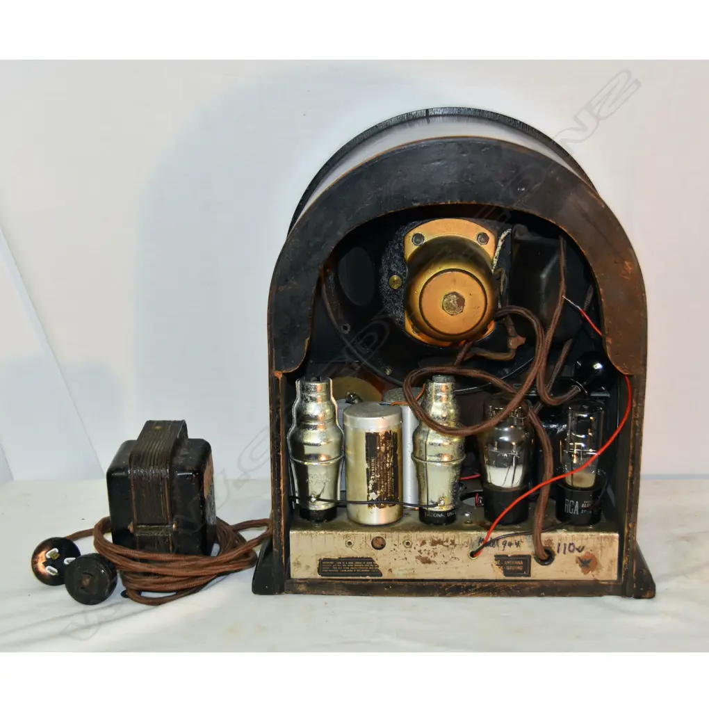 Model 944, by Atwater Kent, Cathedral, 110V, no transformer included. H.360mm Image 1++