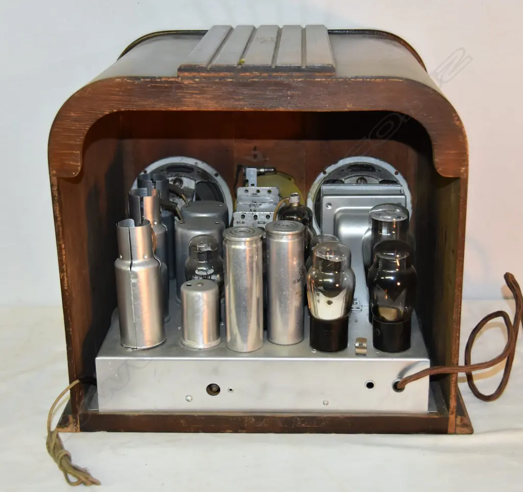 Model Model 110? Dual Speaker, by Stewart Warner, wood. H.330mm Image 1++