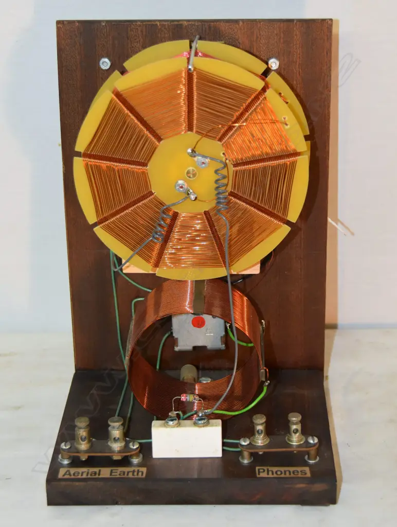 Model Deluxe Crystal Radio, by Gerry Billman,. H.280mm Image 1++