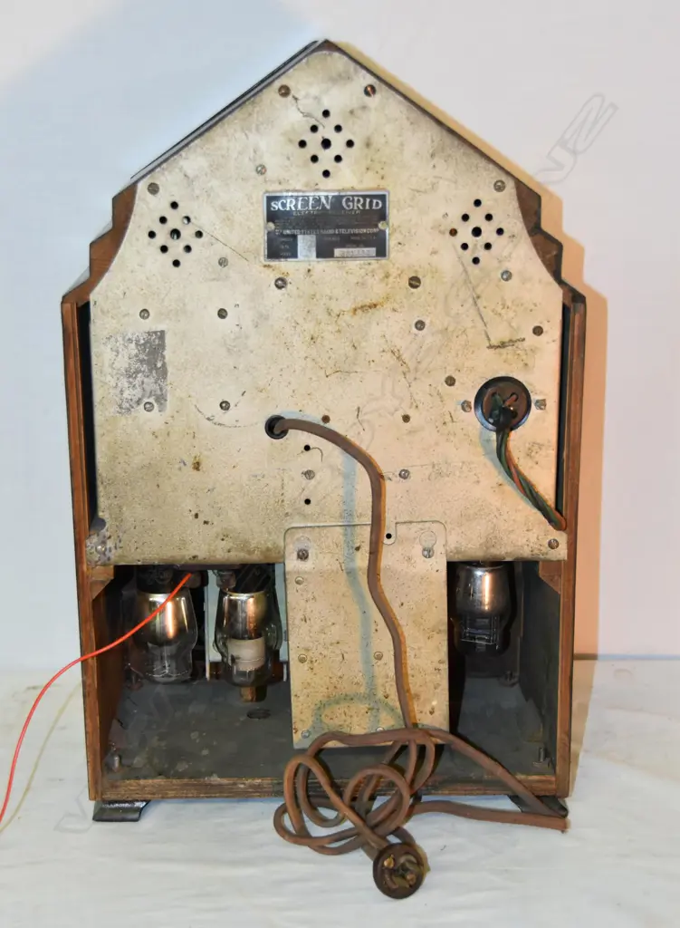 Model Gloritone Screen Grid 110v, by U.S. Radio & Television Corp., Cathedral. H.585mm Image 1++