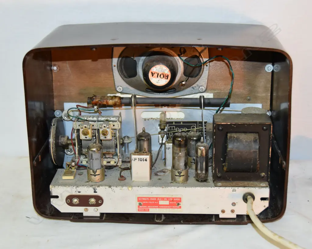 Model Ekco RBI, by Ultimate-EKCO (NZ), Brown. H.240mm Image 1++