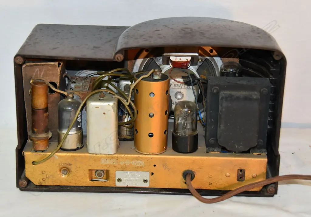 Model 5R312A, by Zenith, Brown Bakelite. H.185mm Image 1++