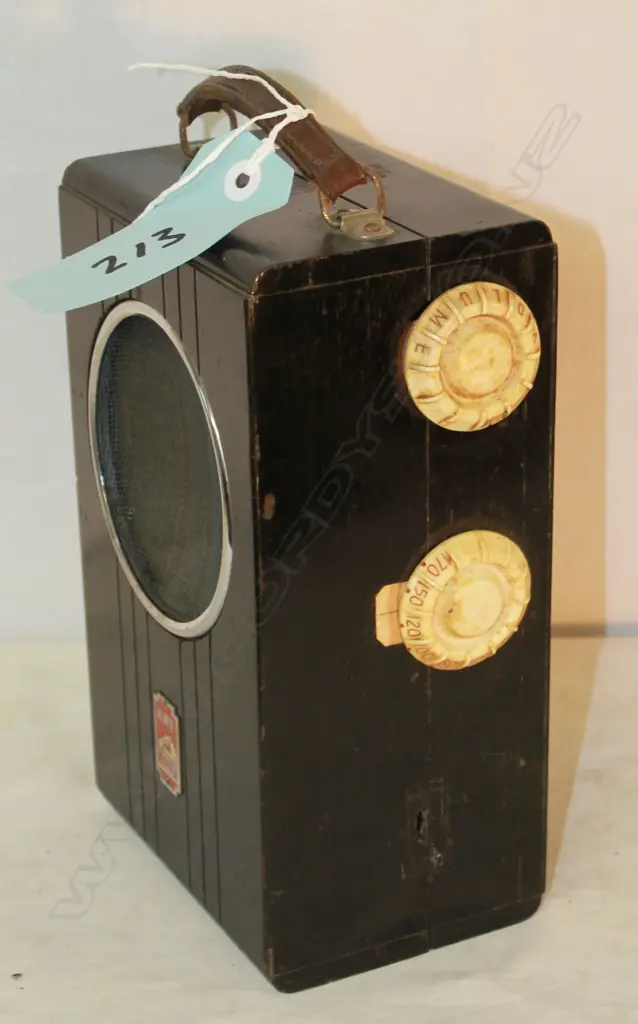 Model Nipper, by HMV, wood. H.255mm Image 1++