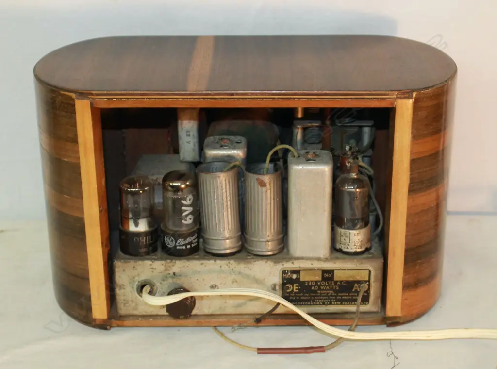 Model Columbus 14A, by Radio Corp of NZ, wood. H.210mm Image 1++