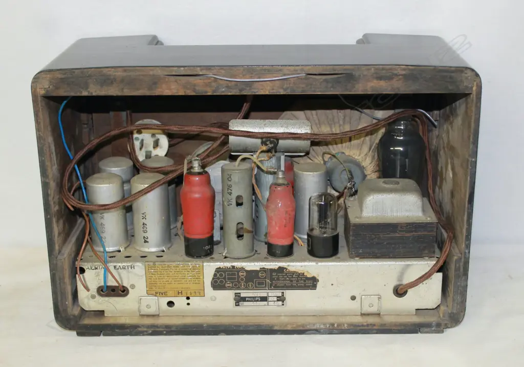 Model 593, by Philips, wood. H.270mm Image 1++
