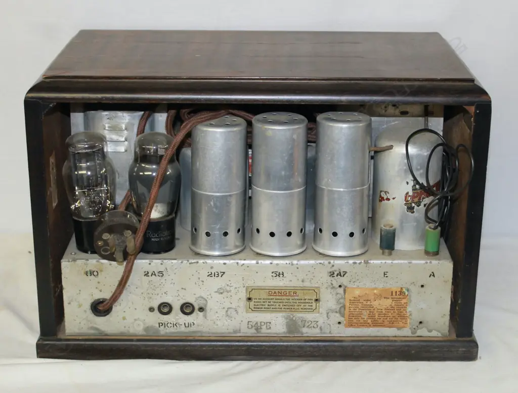 Model  Raycophone 54P, by ?, wood. H.250mm Image 1++