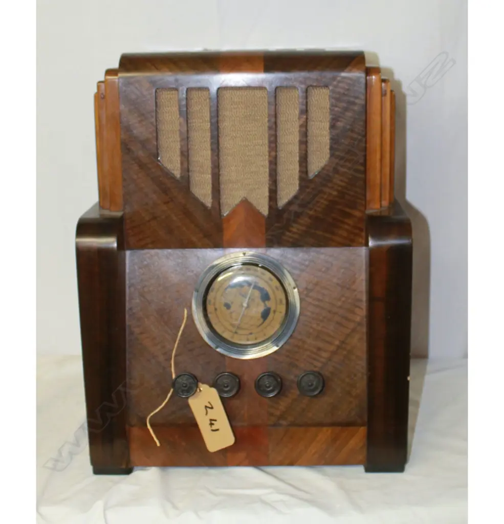 Model Pacific Nottingham, by Radio Corp of NZ, Wood. H.520mm Image 1++