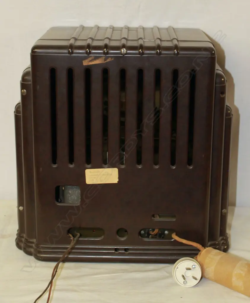 Model Radiola 49G, by AWA, Bakelite. H.350mm Image 1++