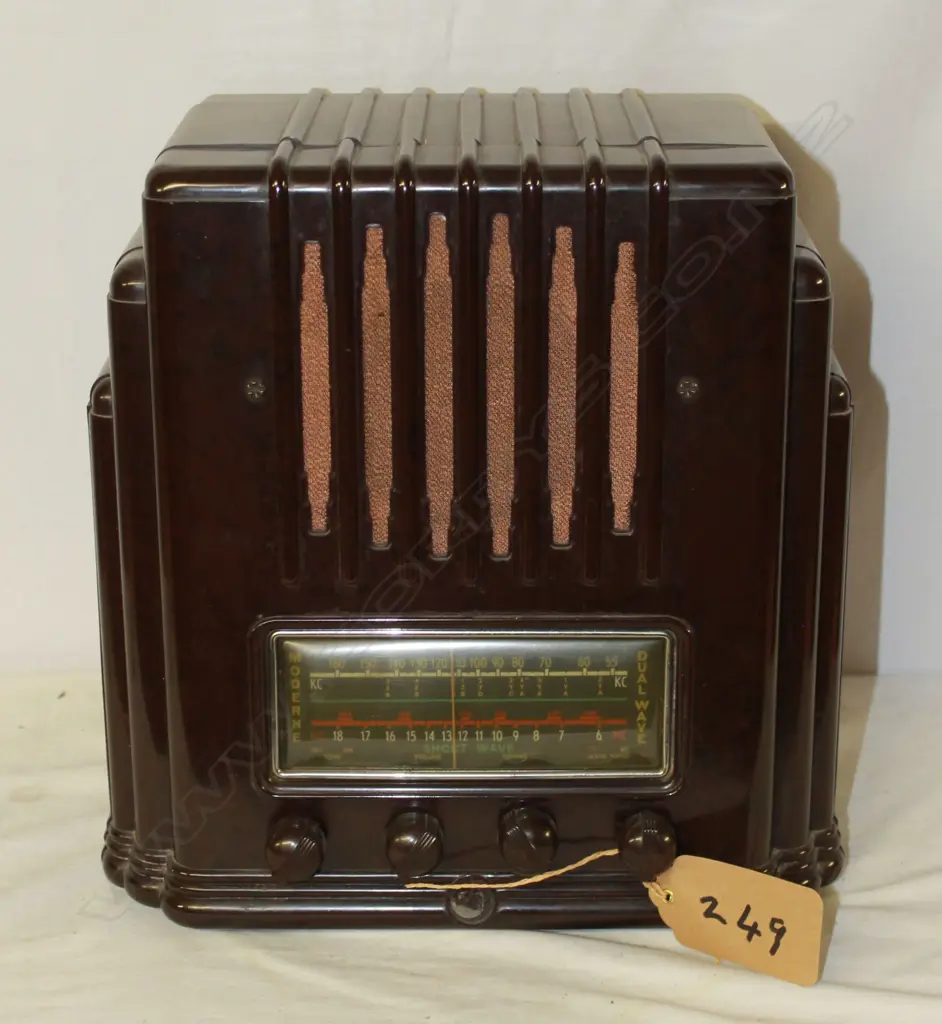 Model Radiola 49G, by AWA, Bakelite. H.350mm Image 1++