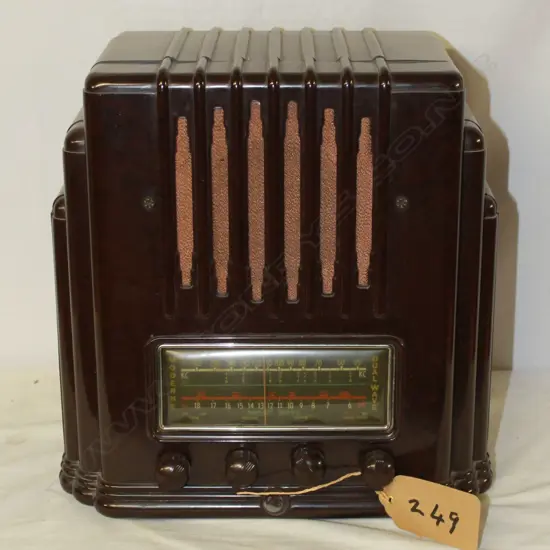 Model Radiola 49G, by AWA, Bakelite. H.350mm