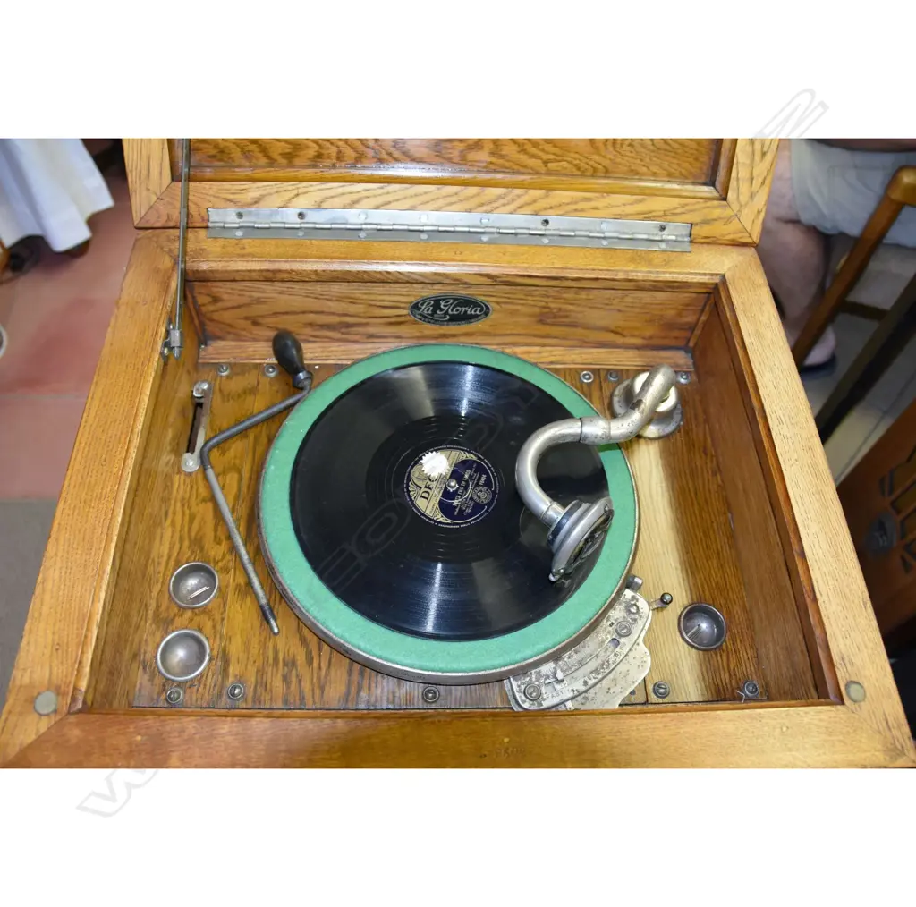 Model Crank Phonograph, by La Gloria , Wood console. H.930mm Image 1++