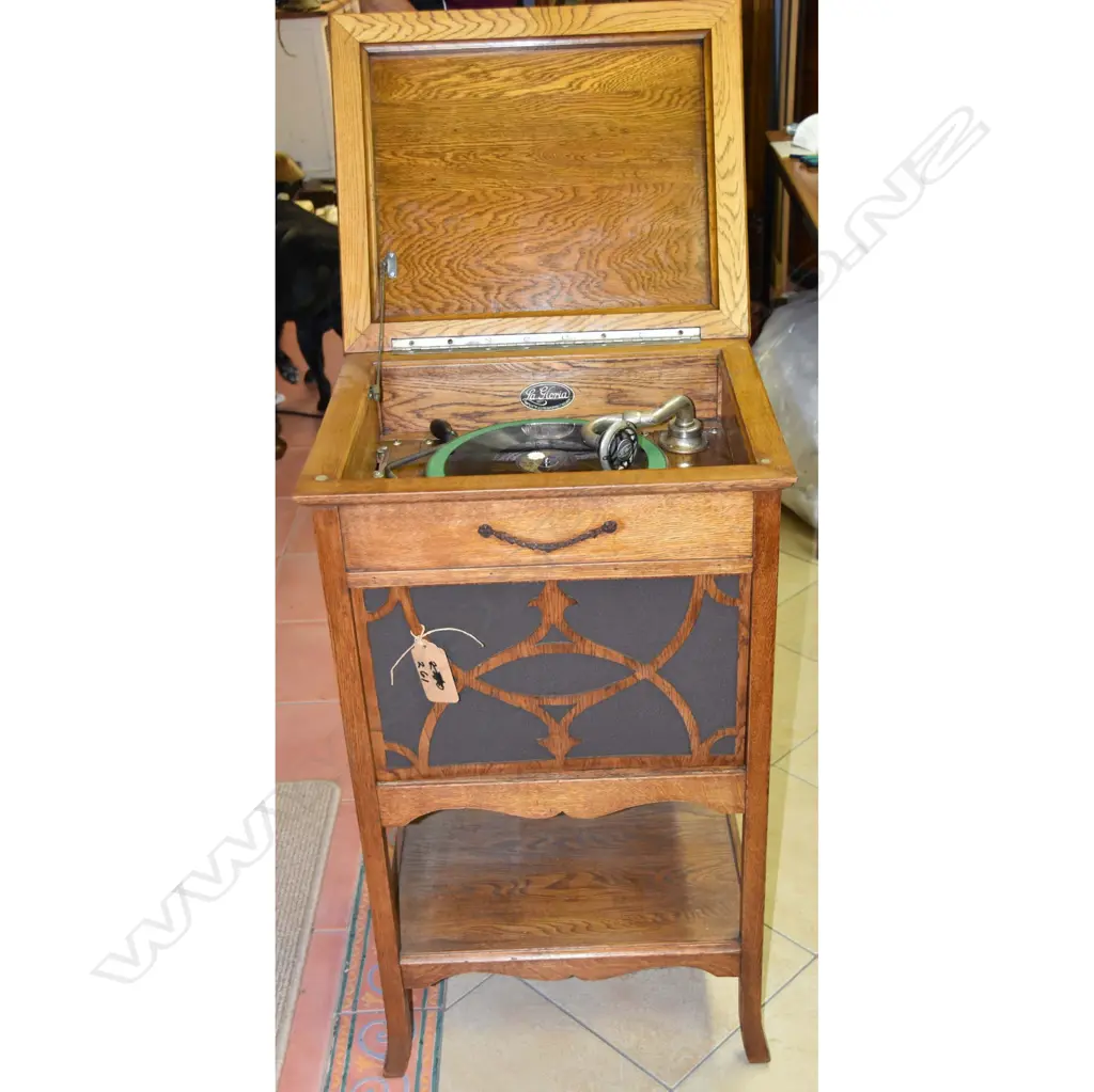 Model Crank Phonograph, by La Gloria , Wood console. H.930mm Image 1++