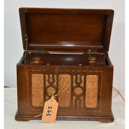 Model Model 555, by Atwater Kent, Wood. H.210mm