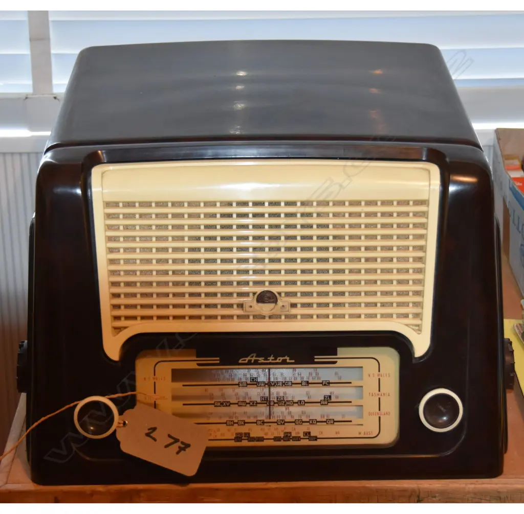 Model Astor radiogram, Bakelite. H.300mm Image 1++