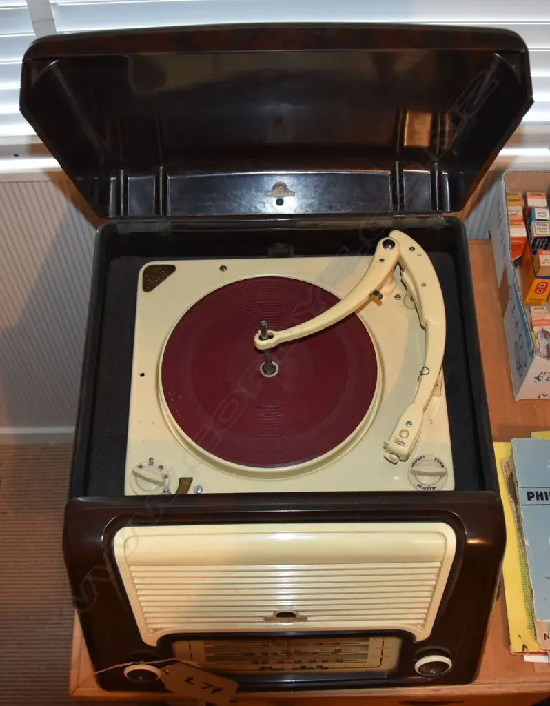 Model Astor radiogram, Bakelite. H.300mm Image 1++