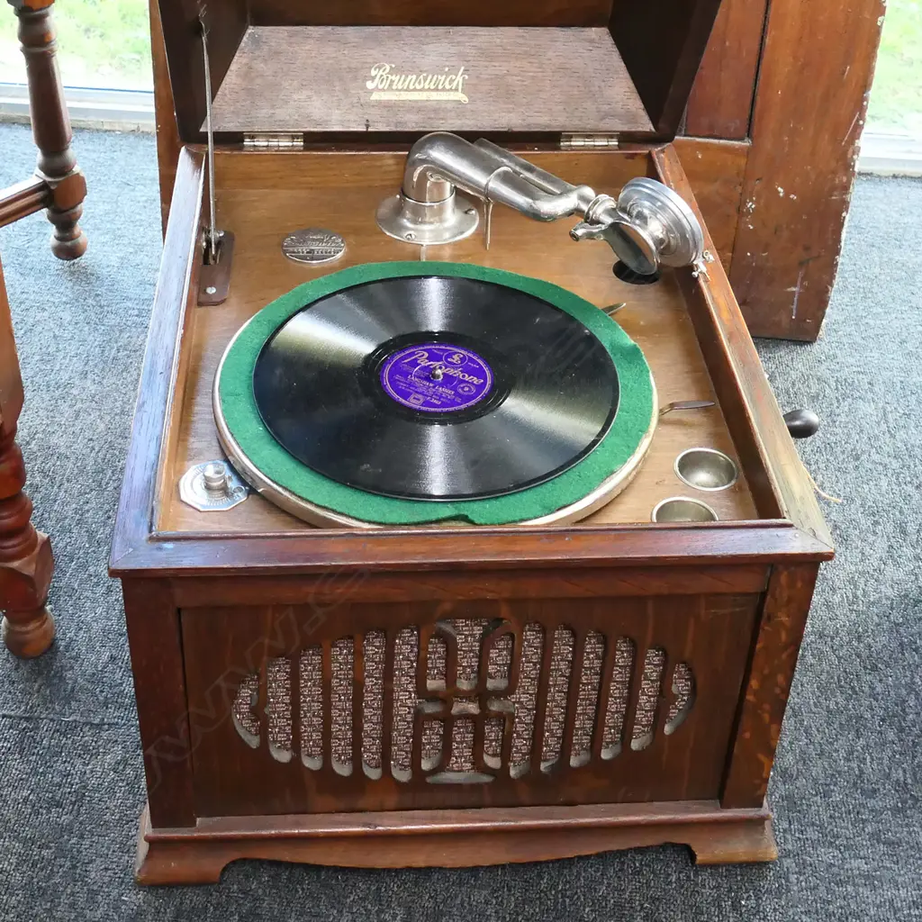 BRUNSWICK OAK CASED TABLE GRAMOPHONE.  Image 1++
