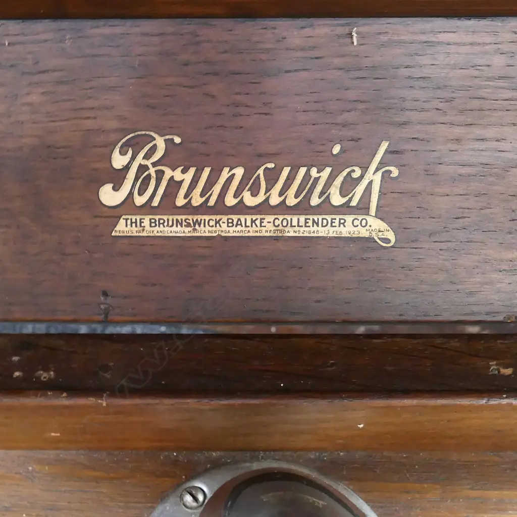 BRUNSWICK OAK CASED TABLE GRAMOPHONE.  Image 1++