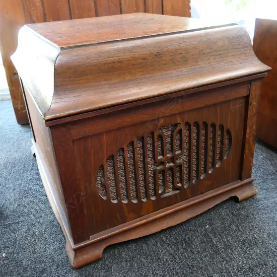BRUNSWICK OAK CASED TABLE GRAMOPHONE. 