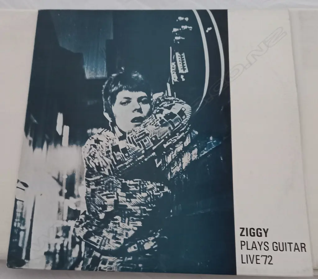David Bowie, Ziggy Plays Guitar Live '72 Image 1++