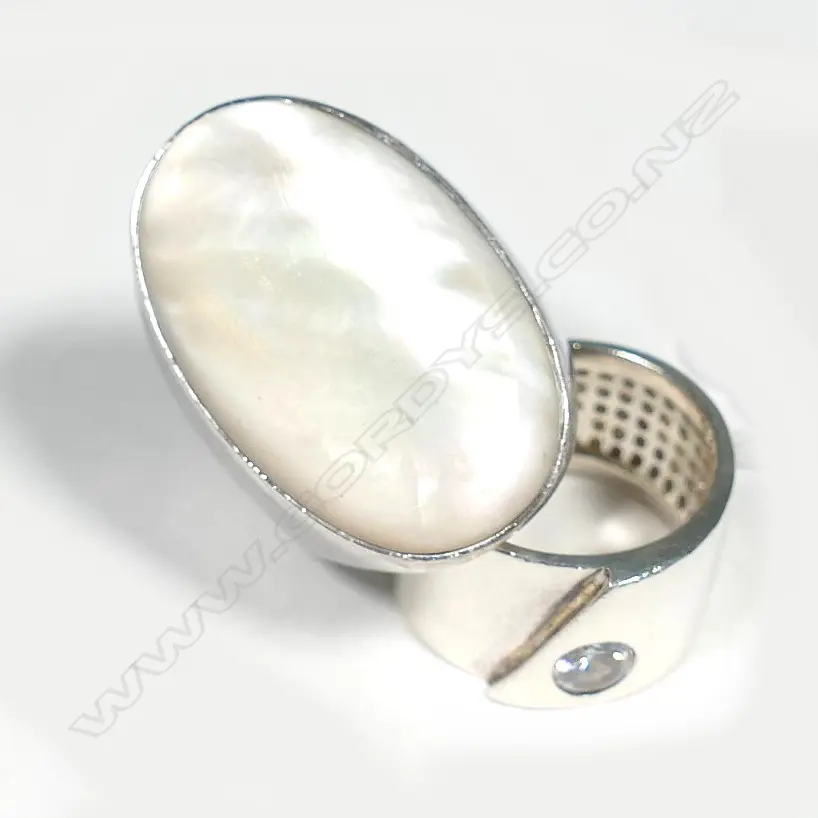 TWO SILVER RINGS, ONE SET WITH MOTHER OF PEARL Image 1++