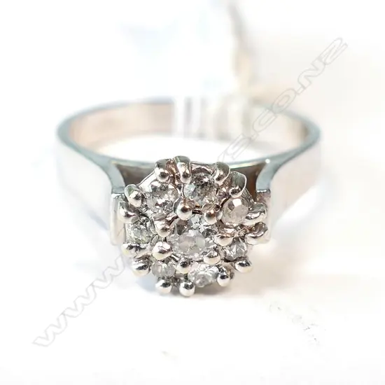 18CT WHITE GOLD DIAMOND CLUSTER RING