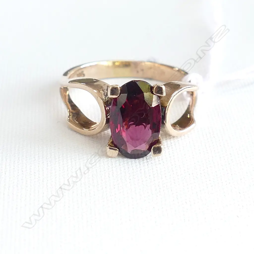 VINTAGE 9CT GARNET RING Image 1++