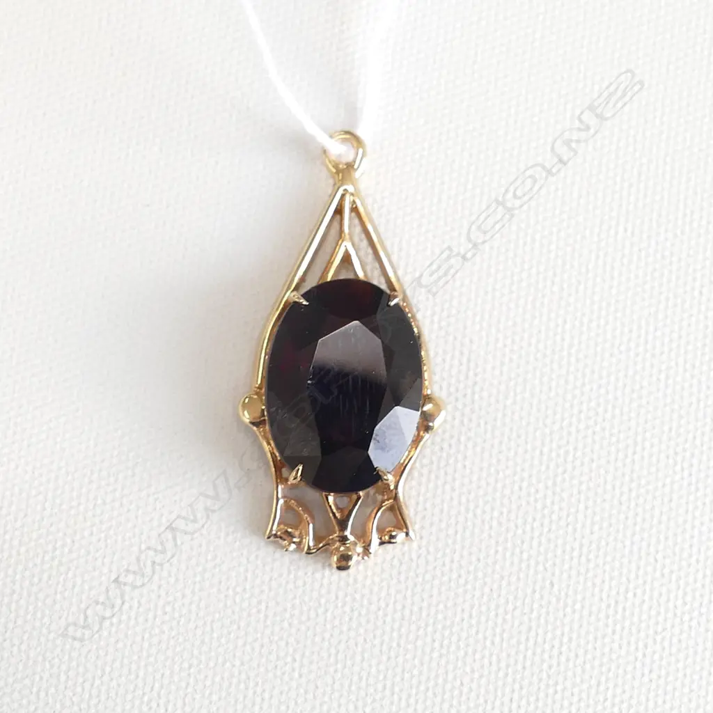 9CT GARNET PENDANT Image 1++