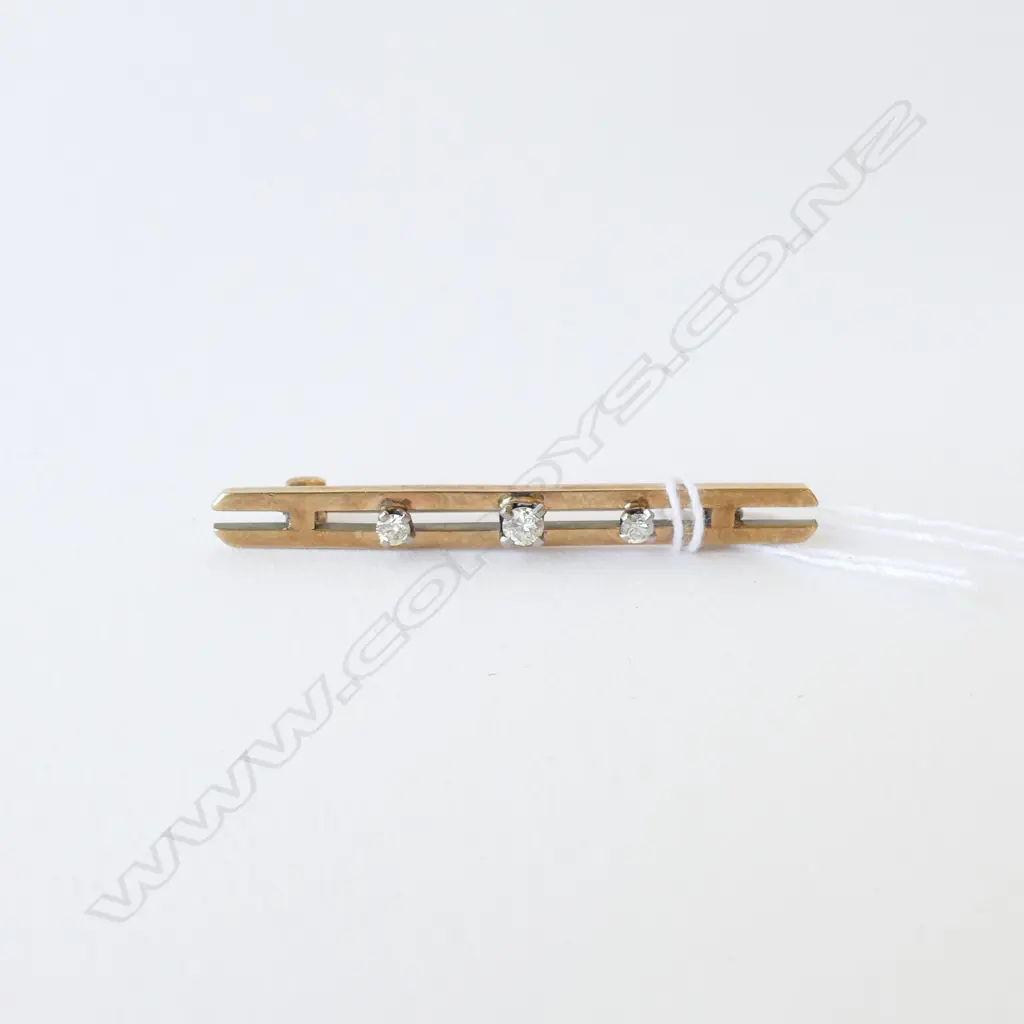 GOLD & 3 DIAMOND BAR BROOCH Image 1++