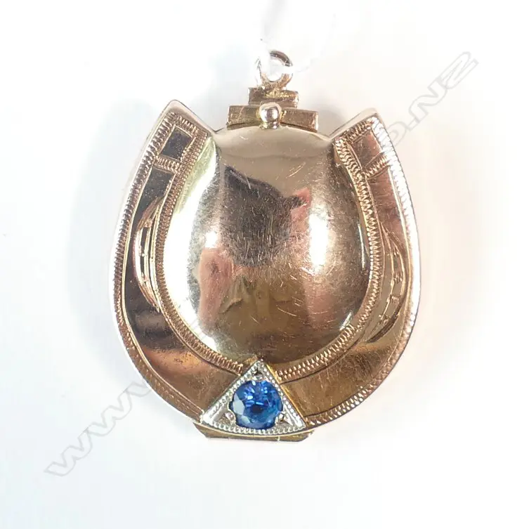 EDW. 9CT HORSESHOE FORM LOCKET W BLUE STONE Image 1++