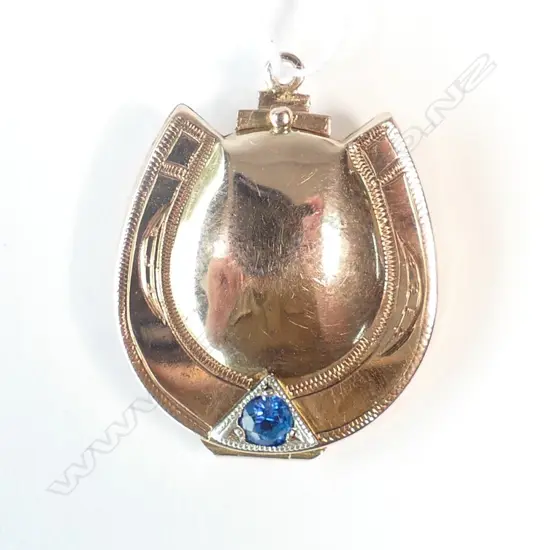 EDW. 9CT HORSESHOE FORM LOCKET W BLUE STONE