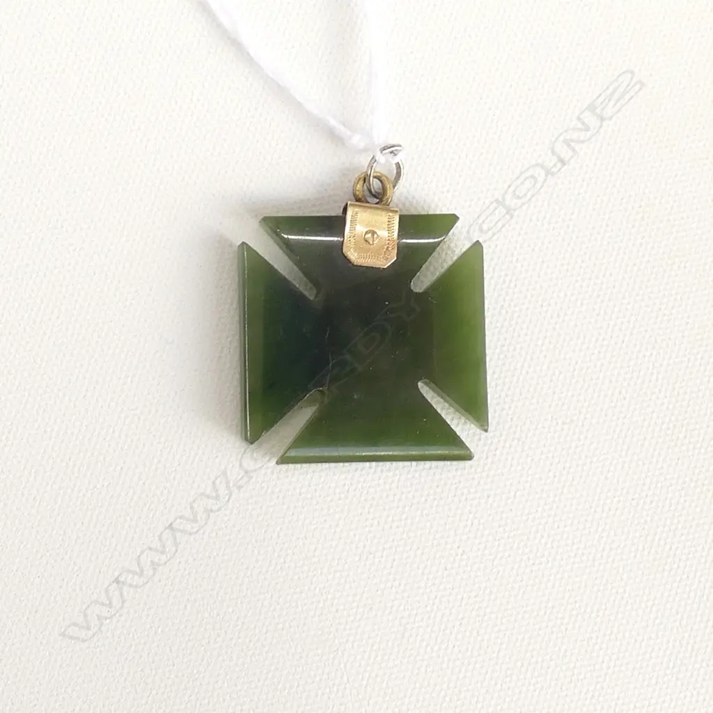 GOLD MOUNTED GREENSTONE MALTESE CROSS Image 1++