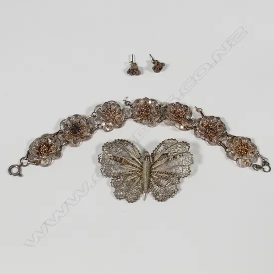 ANTIQUE FILLIGREE BROOCH, BRACELET (AF)  & STUD EARRINGS