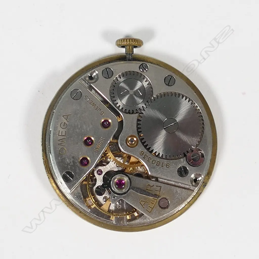 OMEGA 15 JEWEL WRIST WATCH MOVEMENT GILT FACE Image 1++