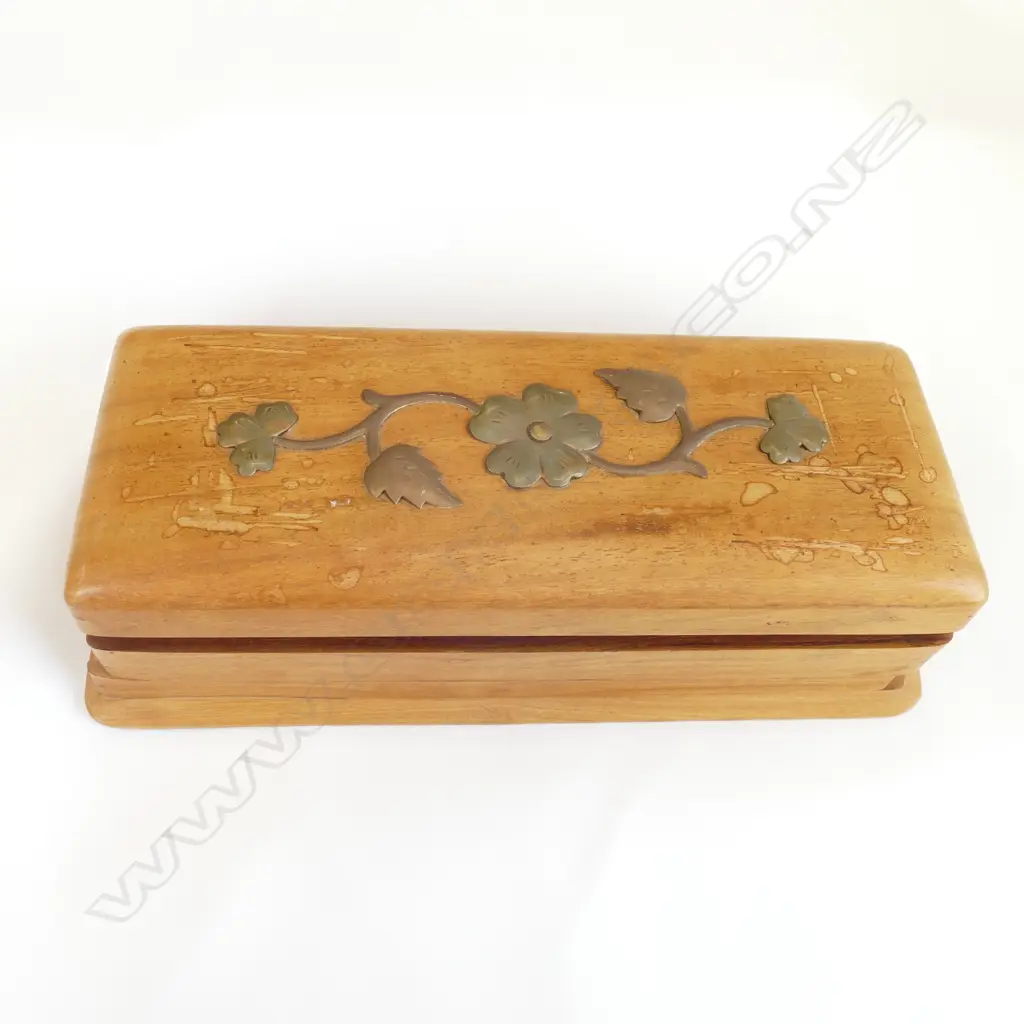 WOODEN BOX W/ ASST NZ + WORLD COINS Image 1++