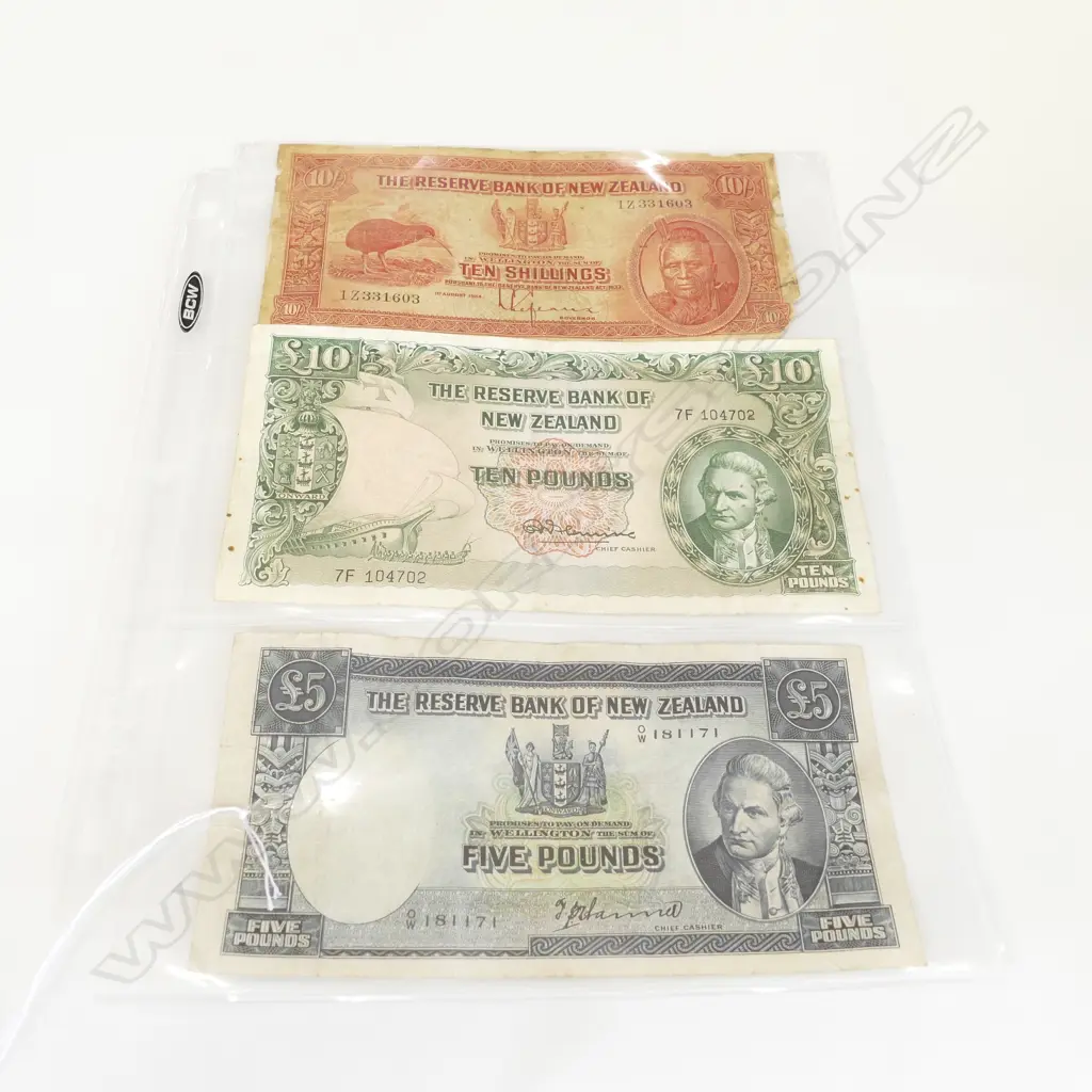 THREE NZ BANK NOTES - 10 SHILLINGS LEFAUX / 10 POUNDS / FIVE POUNDS Image 1++