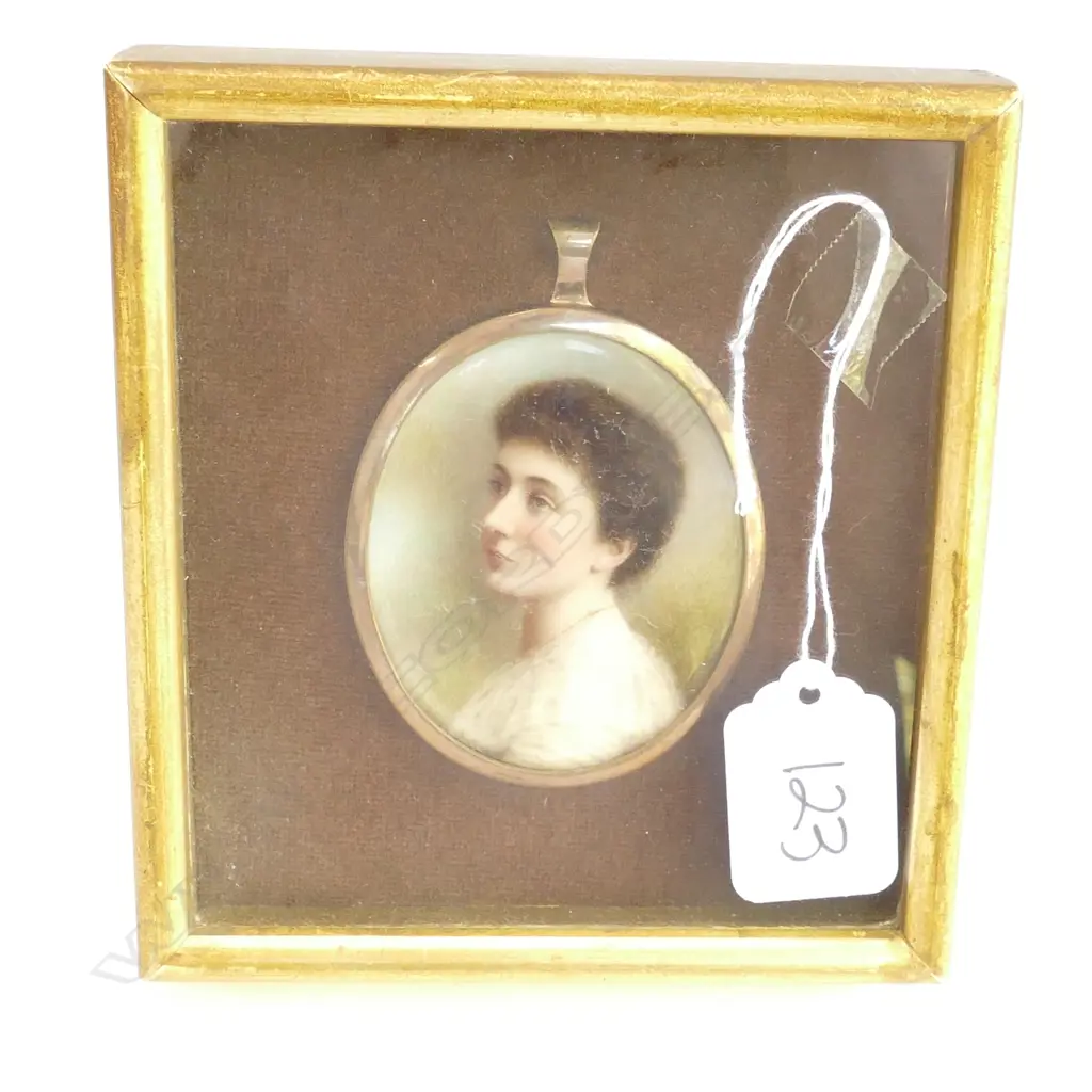 An early 20thC hand painted portrait miniature Image 1++