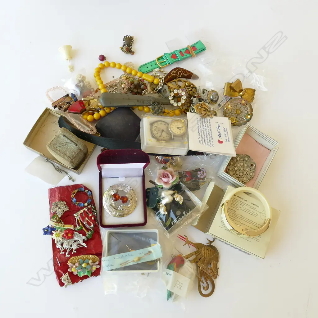 BOX LOT COSTUME JEWELLERY Image 1++