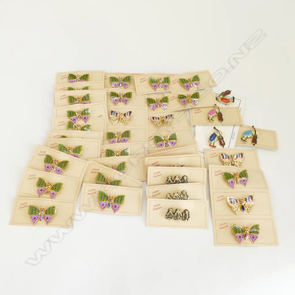BAG OF 1960s RETRO BROOCHES Image 1++