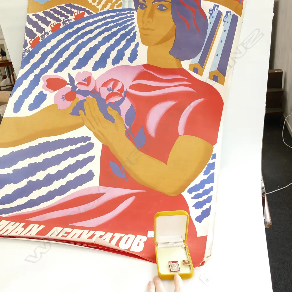 3 RUSSIAN POSTERS, 1987 POSTERS EXHORTING VOTING 26/3/87, PLUS TWO SMALL BADGES Image 1++