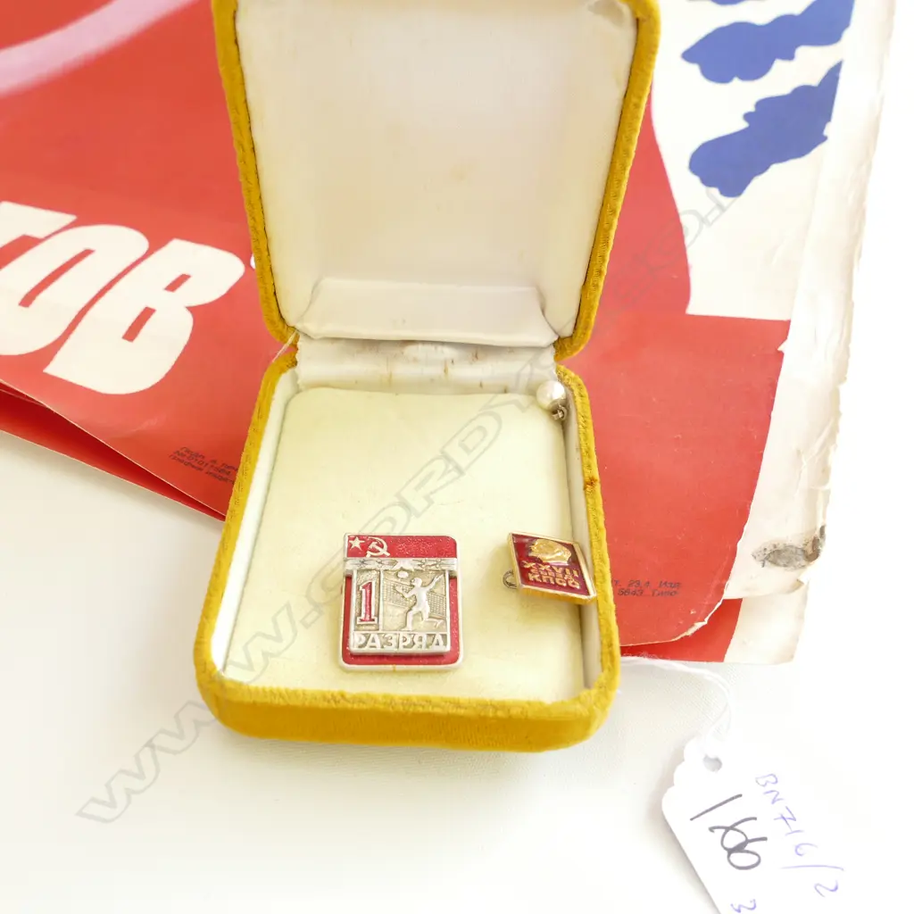 3 RUSSIAN POSTERS, 1987 POSTERS EXHORTING VOTING 26/3/87, PLUS TWO SMALL BADGES Image 1++