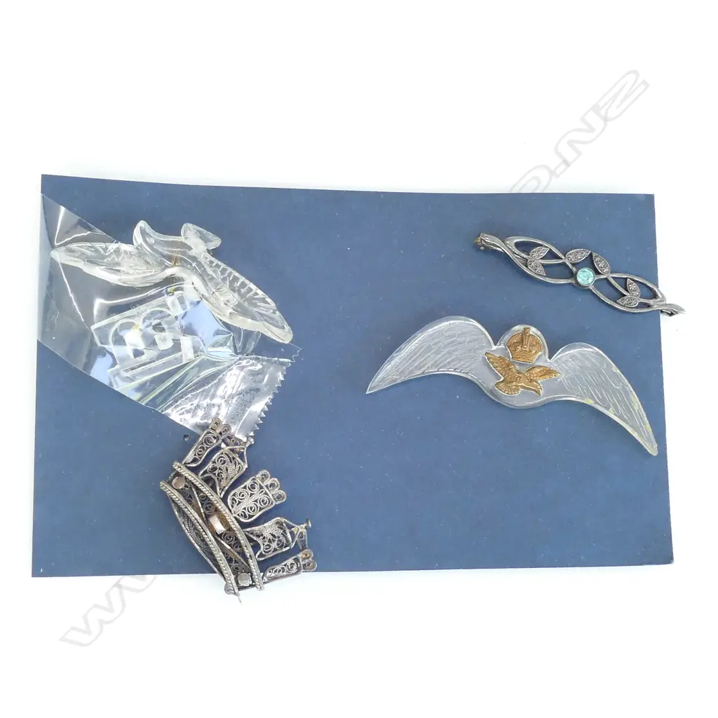 4 PCES ASST JEWELRY; 2 EAGLES AND 2 SILVER BROOCHES Image 1++