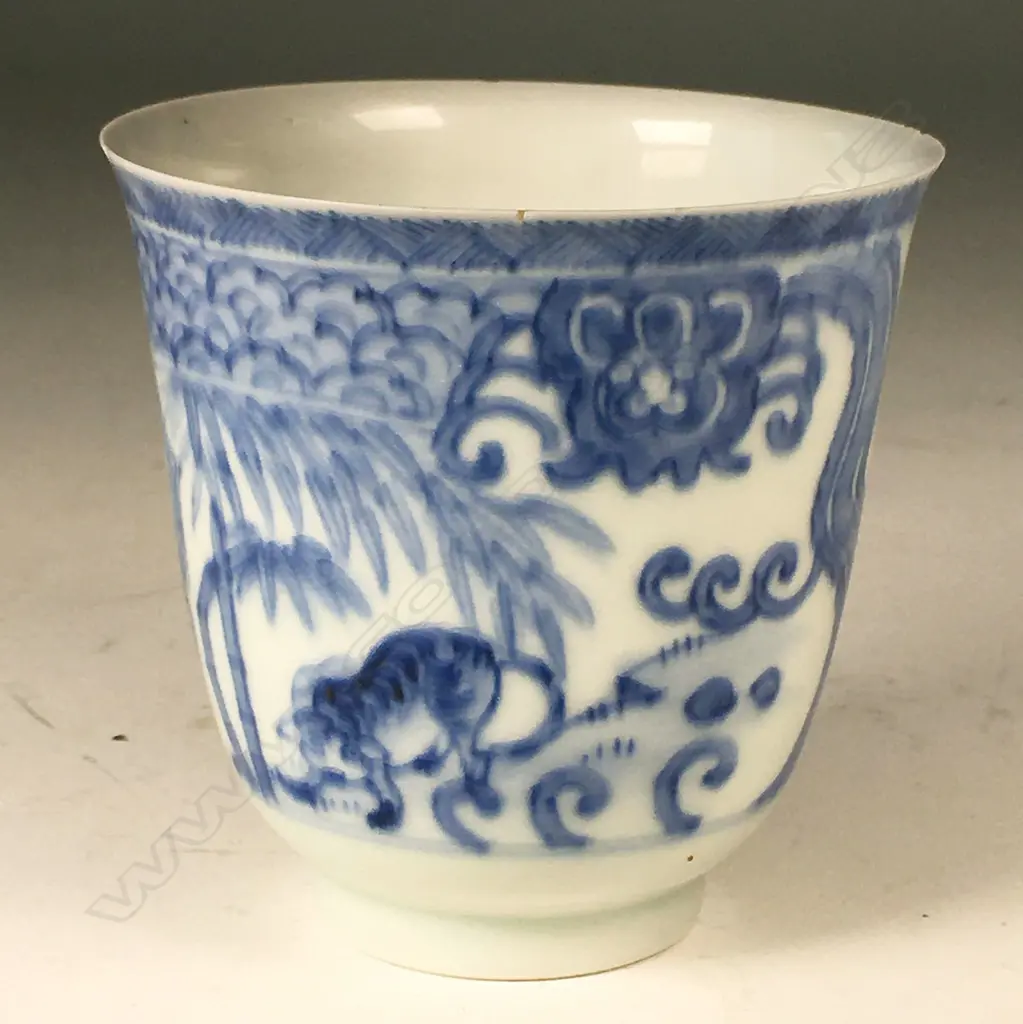 A fine porcelain beaker Image 1++
