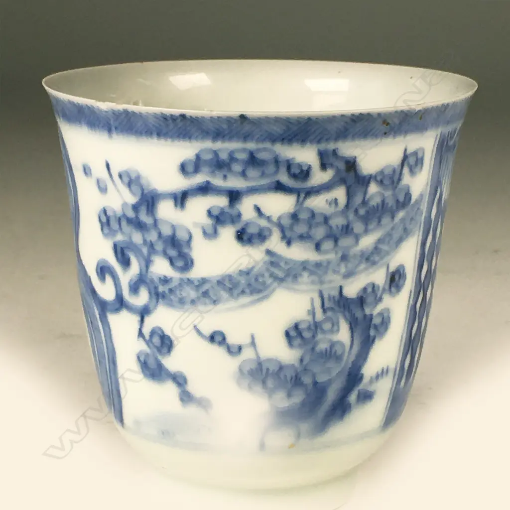 A fine porcelain beaker Image 1++