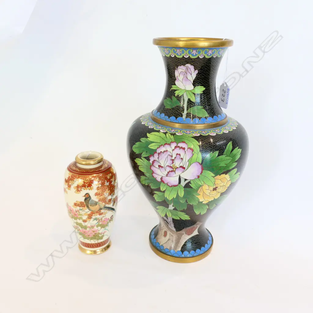 TWO CLOISONNÉ VASES, BOTH WITH GILT FLORALS, 1 BLACK, 1 WHITE, H. 160 & 310MM Image 1++