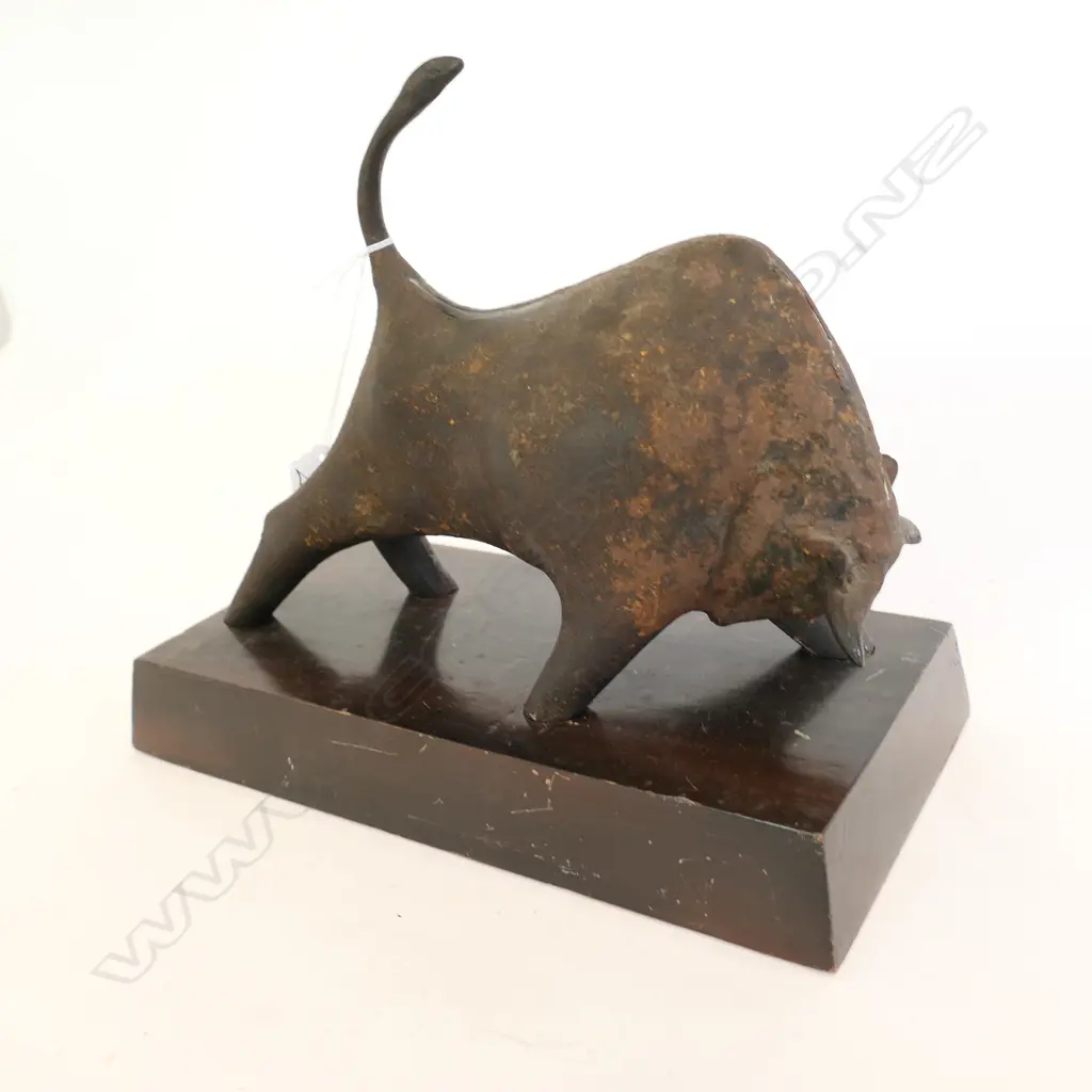STYLISED BULL SCULPTURE ON PLINTH L 240 MM Image 1++